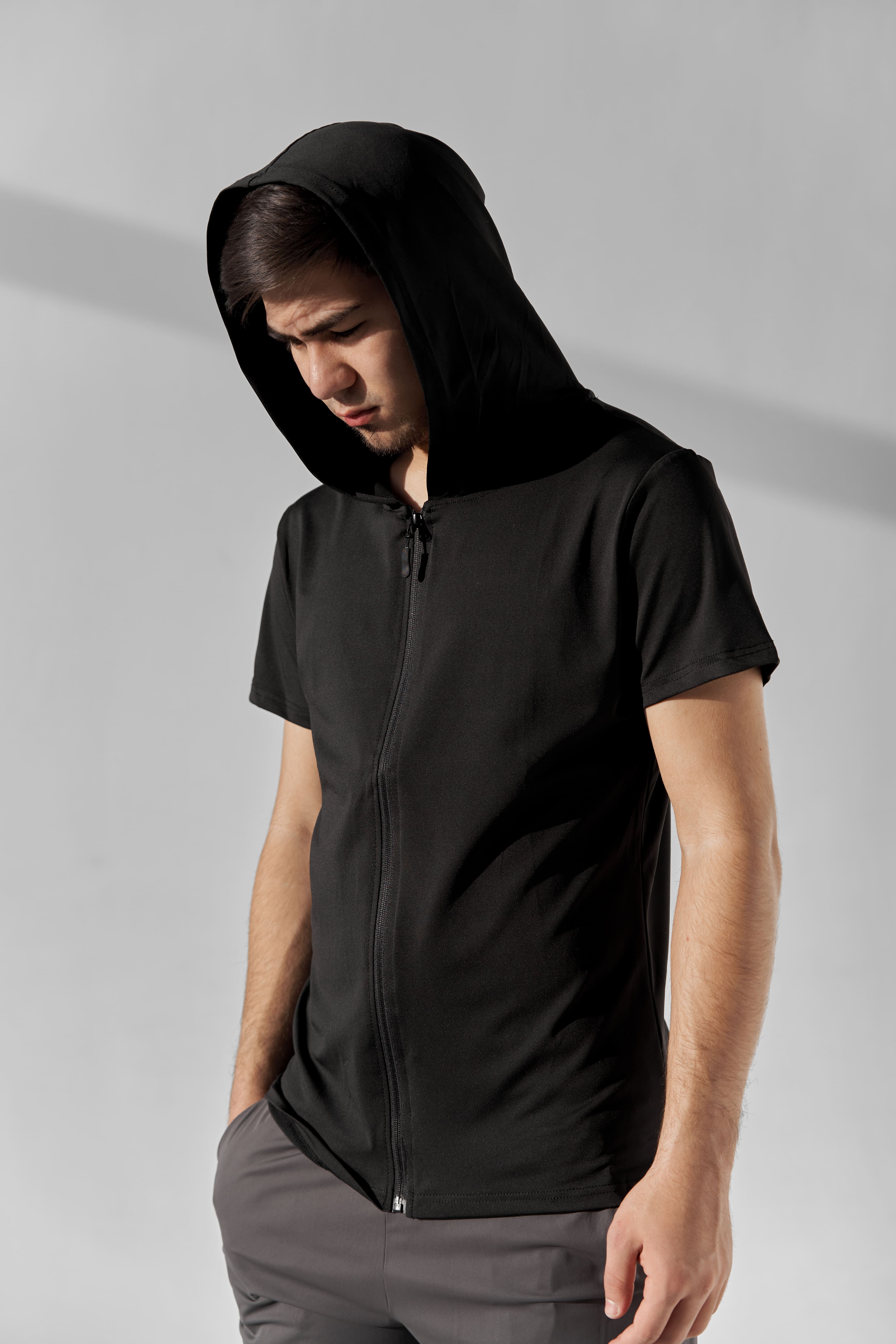 Erkaklar uchun kalta yengli xudi