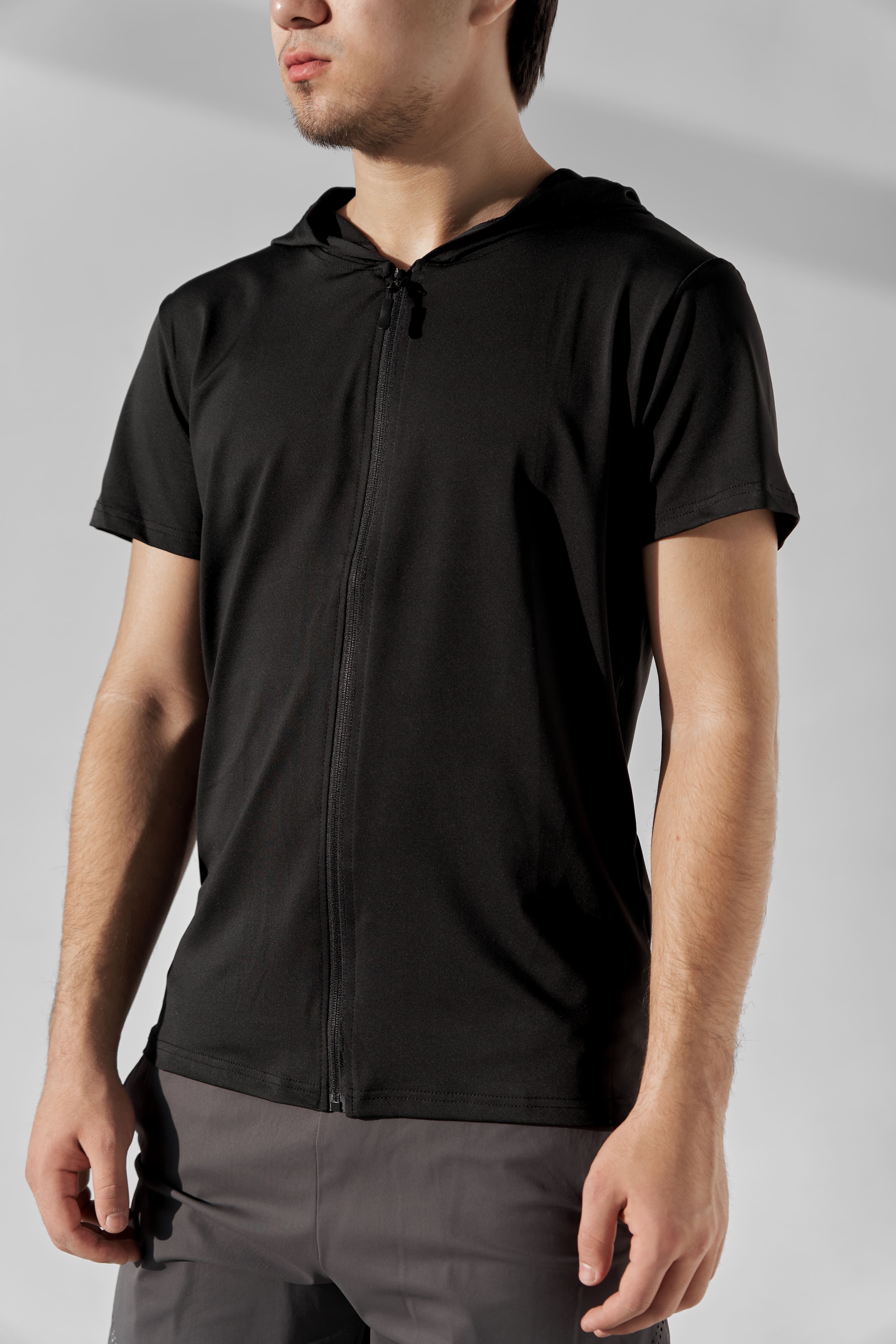 Erkaklar uchun kalta yengli xudi