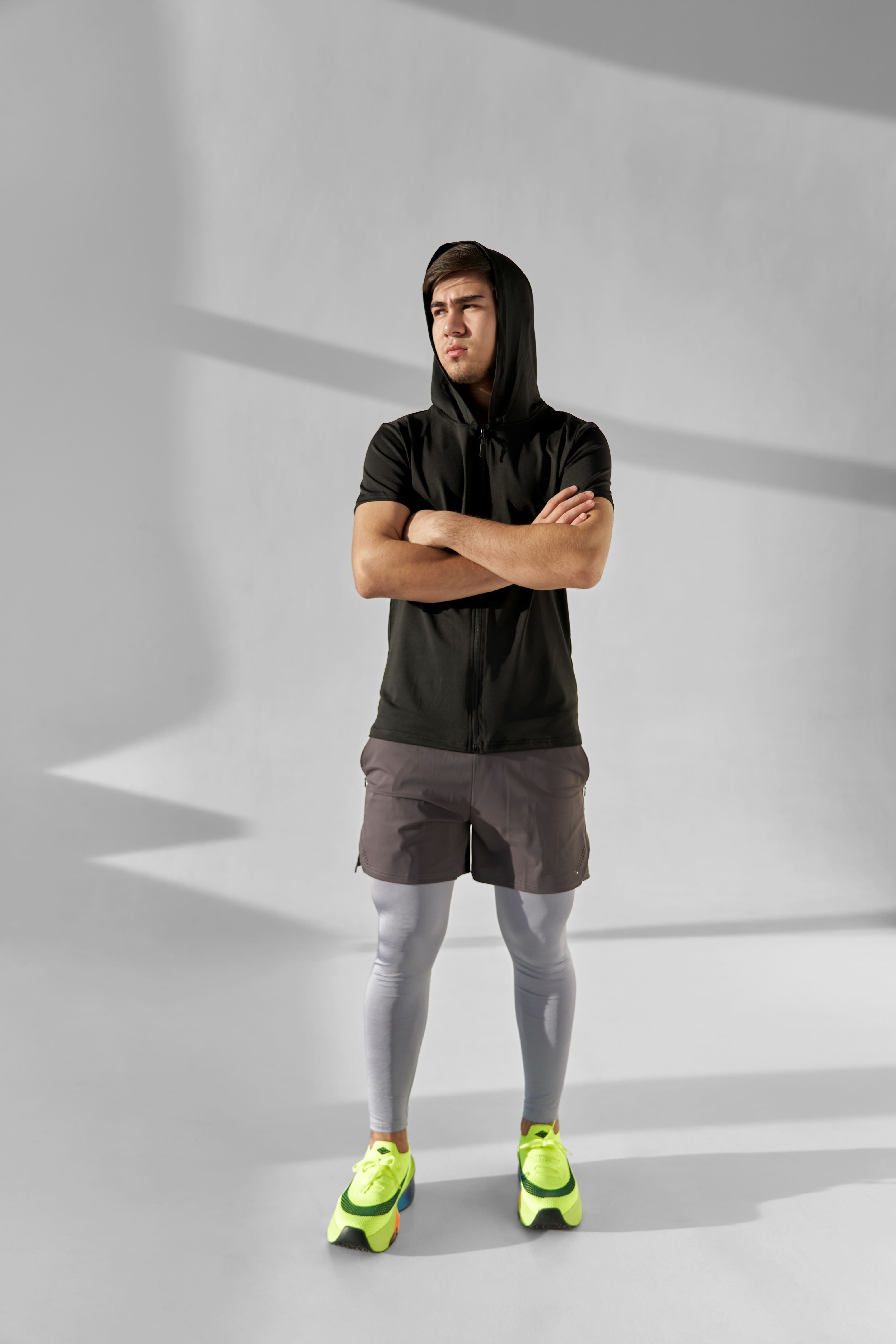 Erkaklar uchun kalta yengli xudi