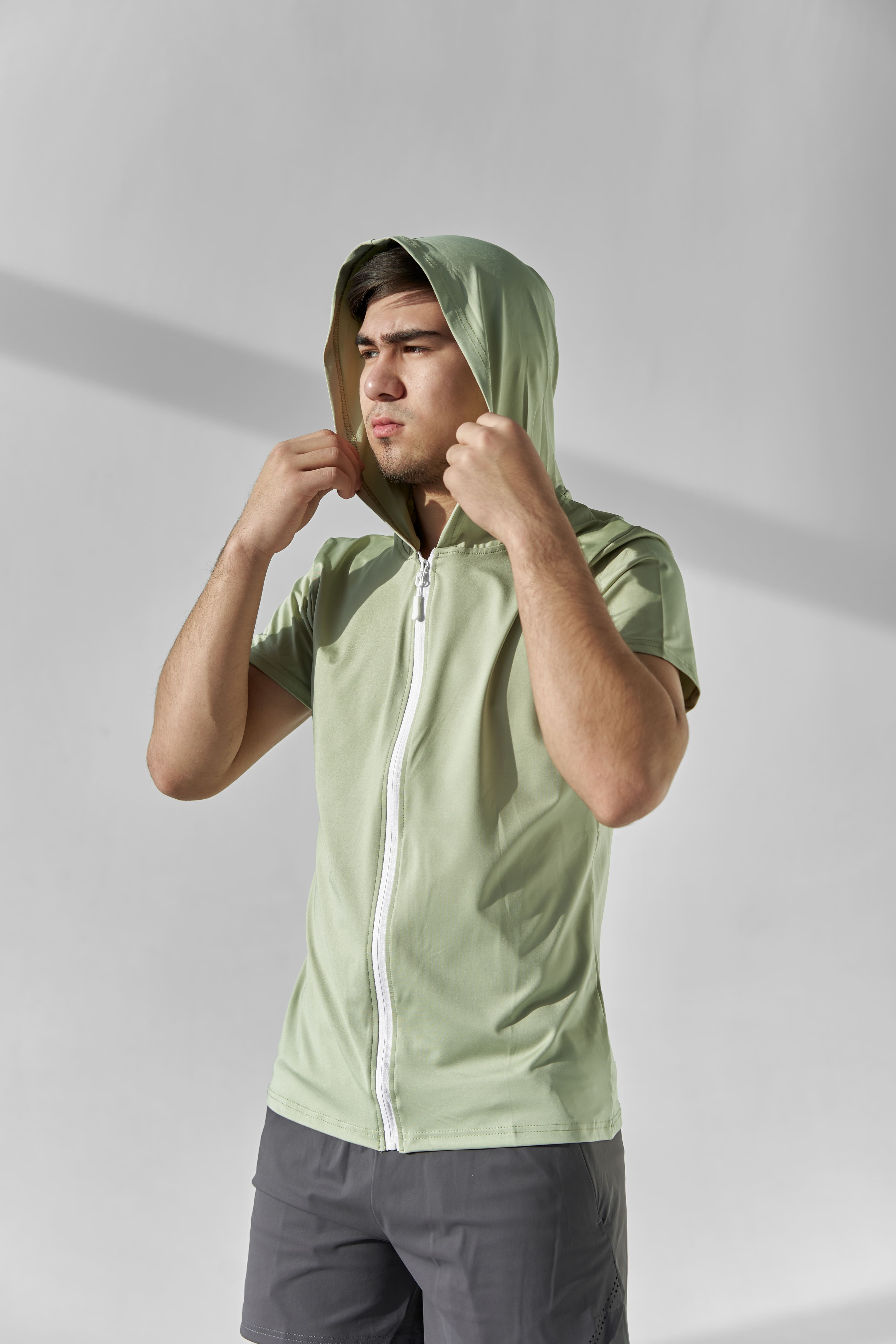 Erkaklar uchun kalta yengli xudi