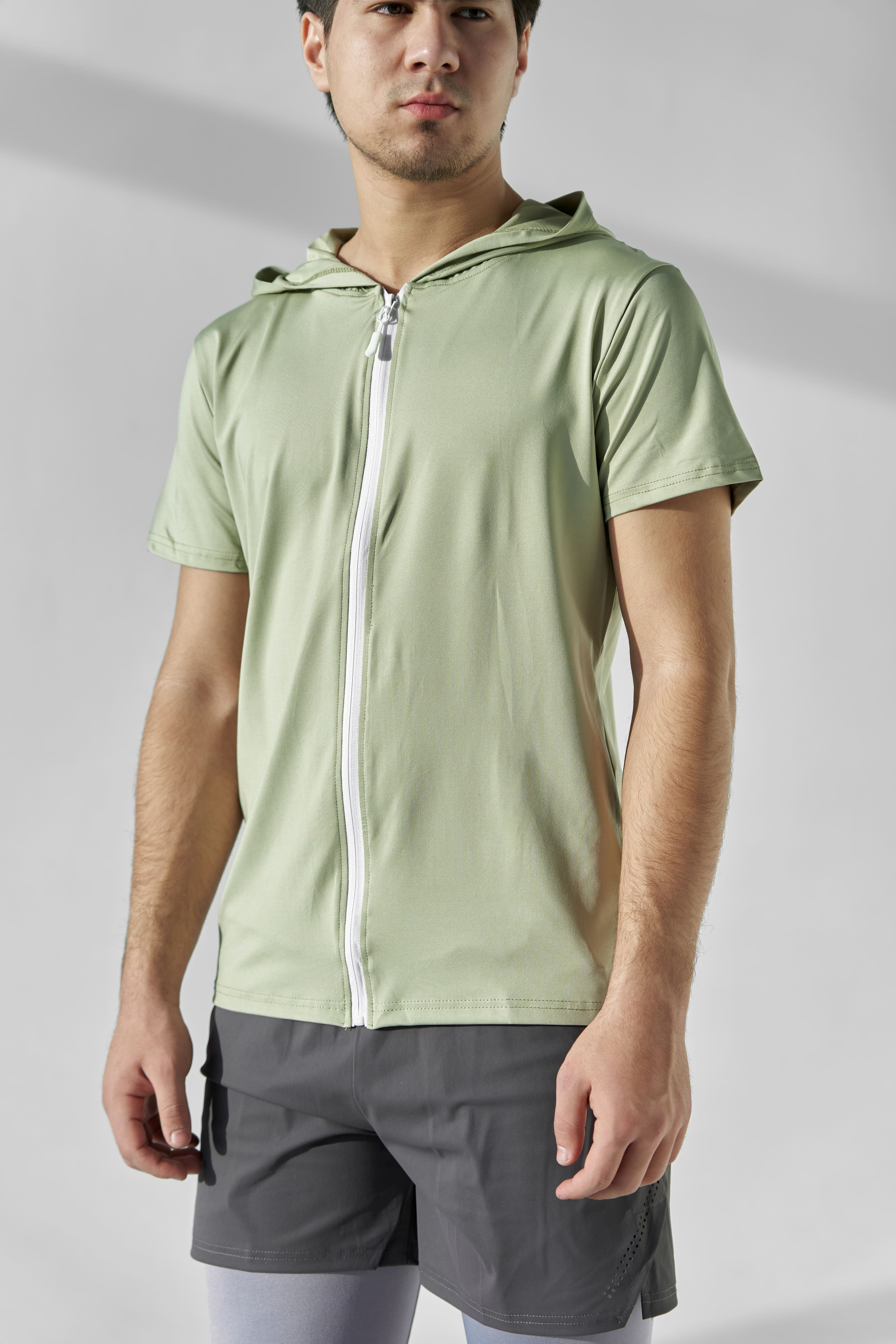 Erkaklar uchun kalta yengli xudi