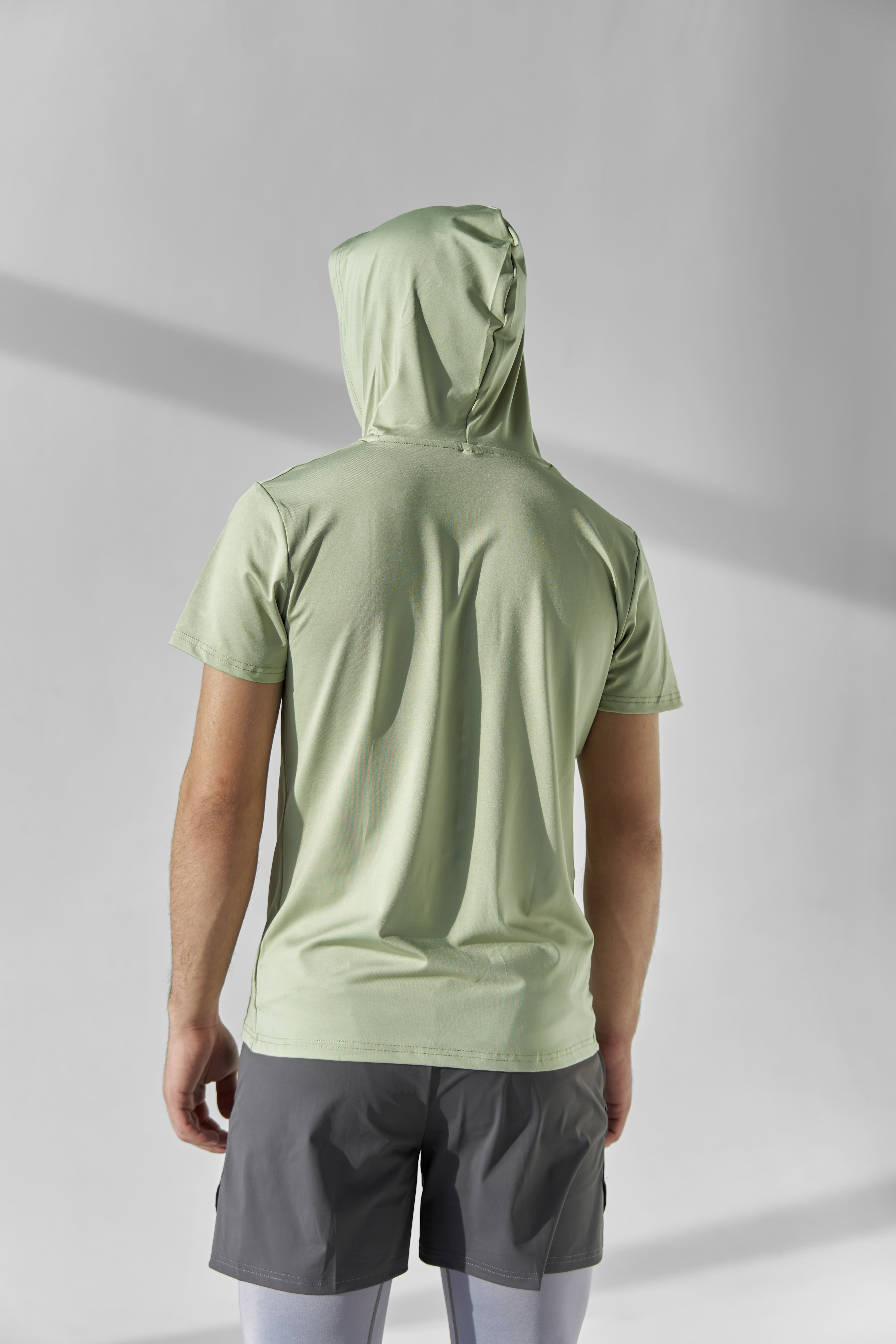 Erkaklar uchun kalta yengli xudi