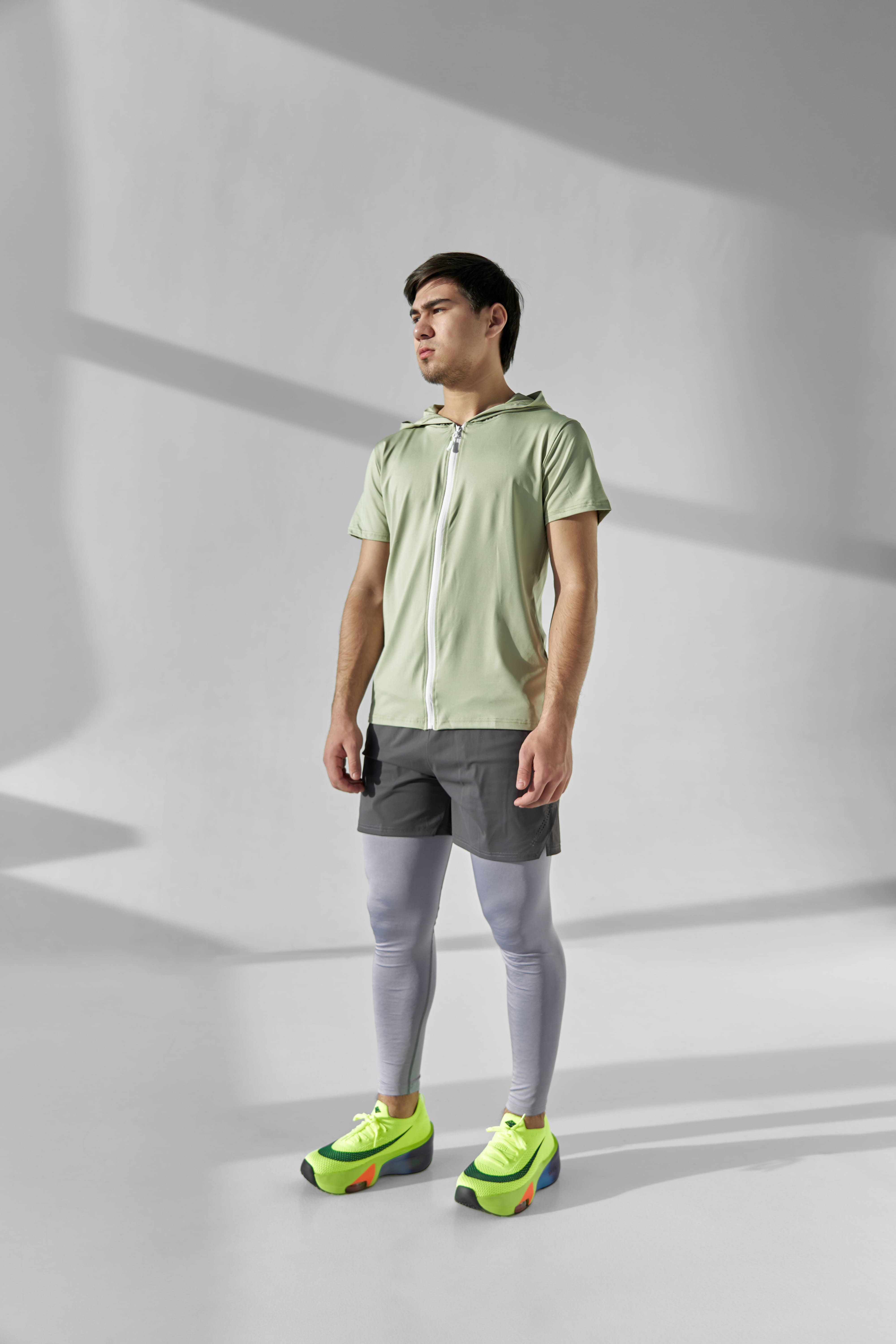 Erkaklar uchun kalta yengli xudi