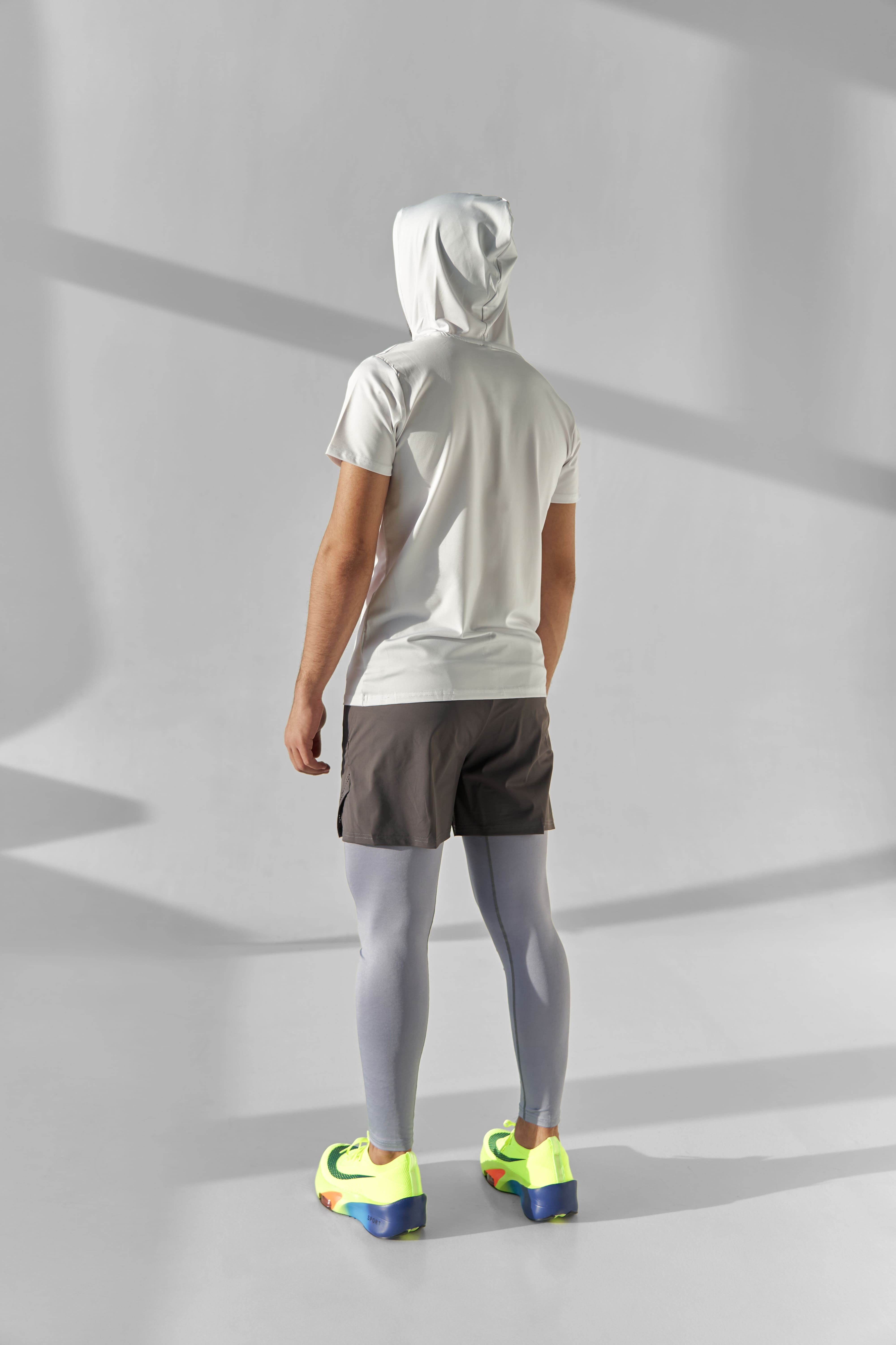 Erkaklar uchun kalta yengli xudi