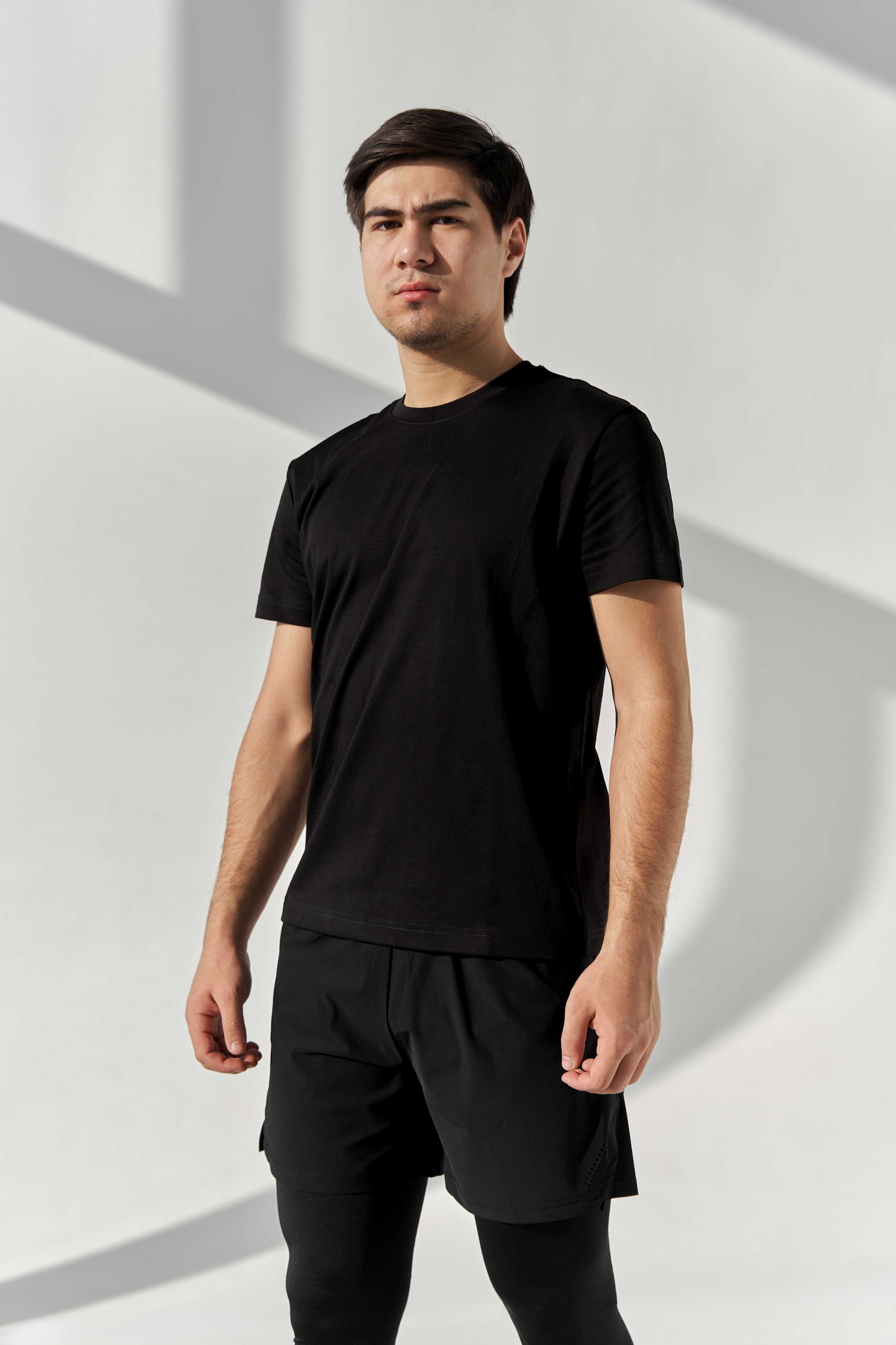 Erkaklar uchun fitnes futbolkasi