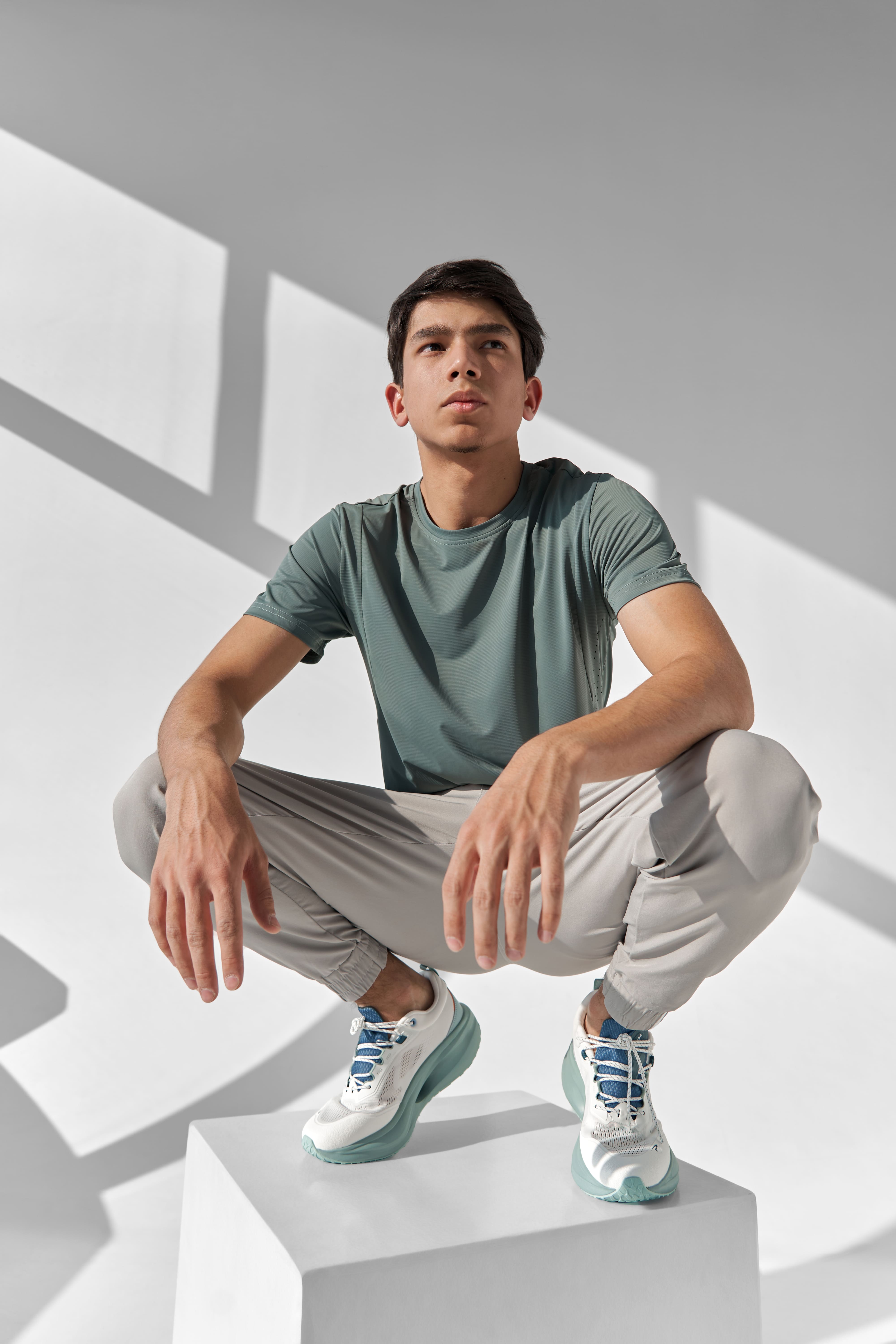 Erkaklar uchun yoziqsiz fitnes futbolkasi