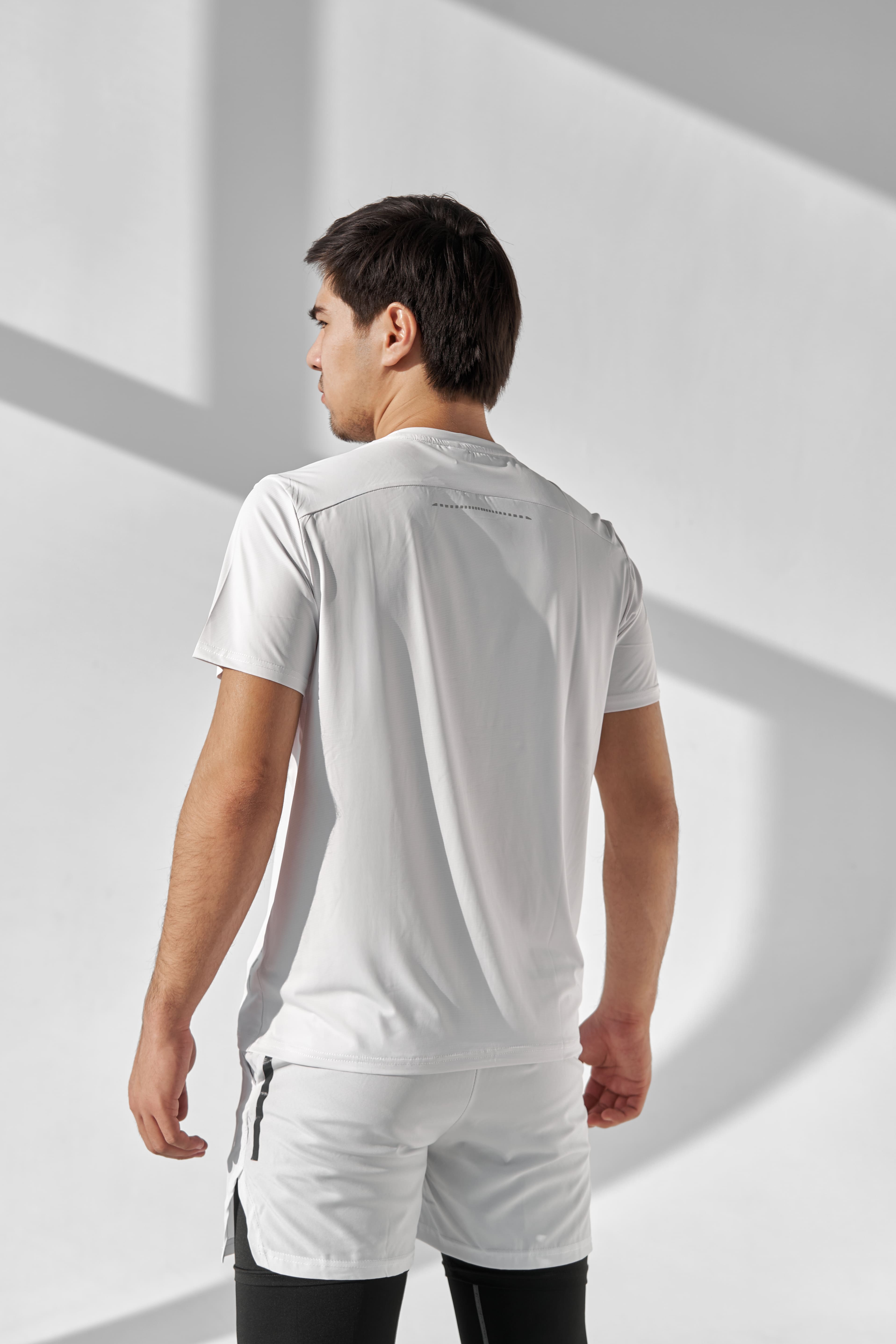 Erkaklar uchun fitnes futbolkasi