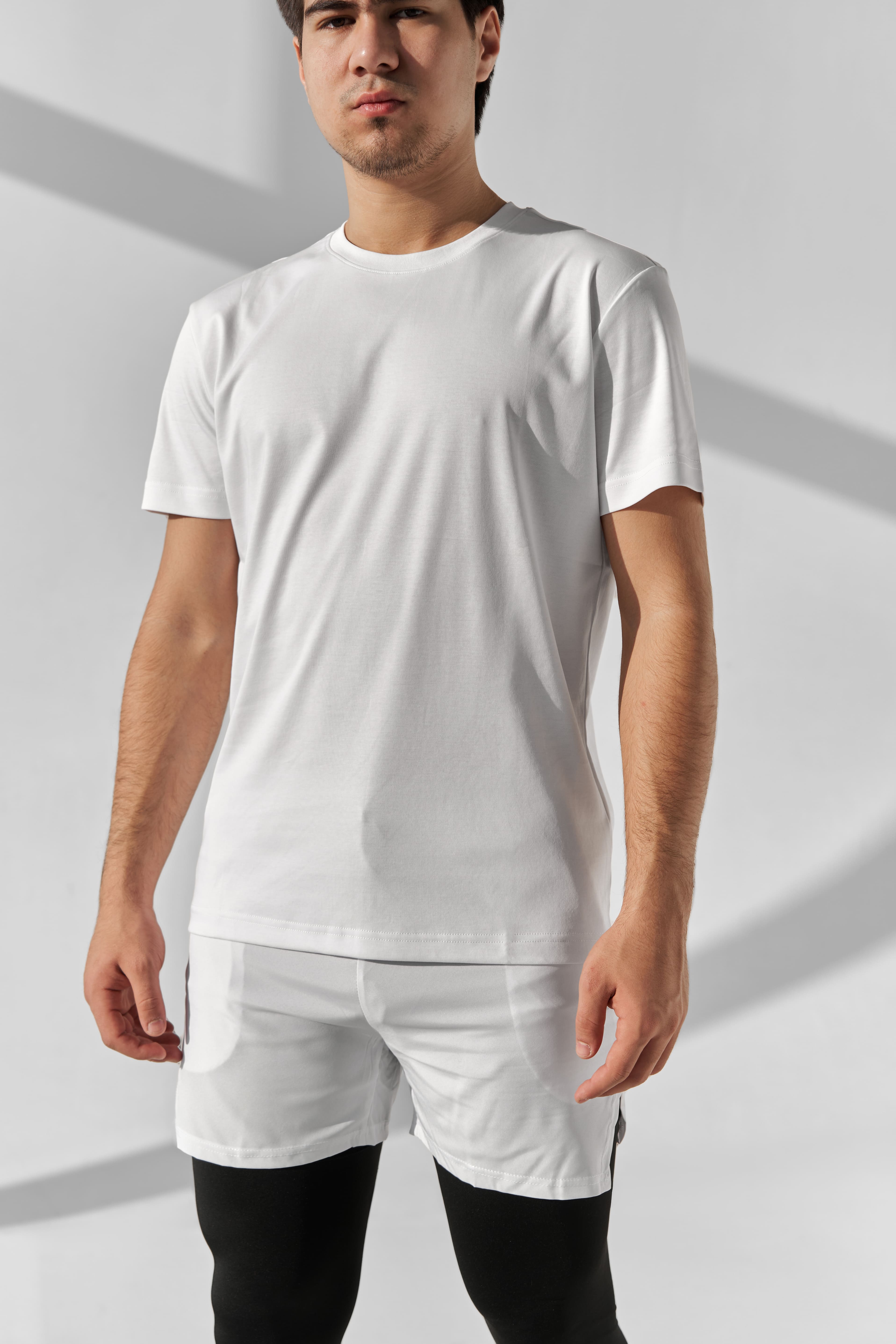 Erkaklar uchun fitnes futbolkasi