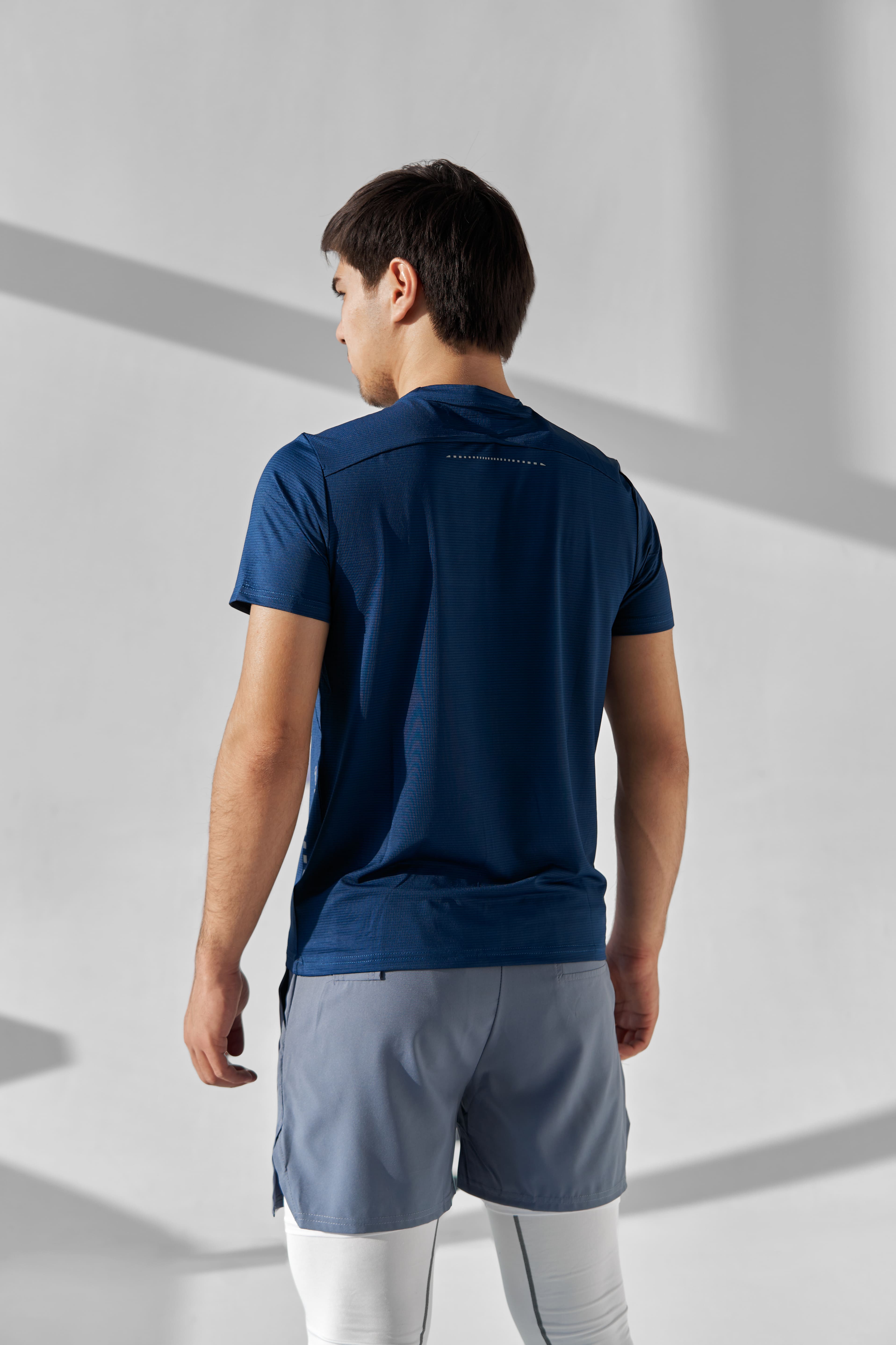 Erkaklar uchun yoziqsiz fitnes futbolkasi