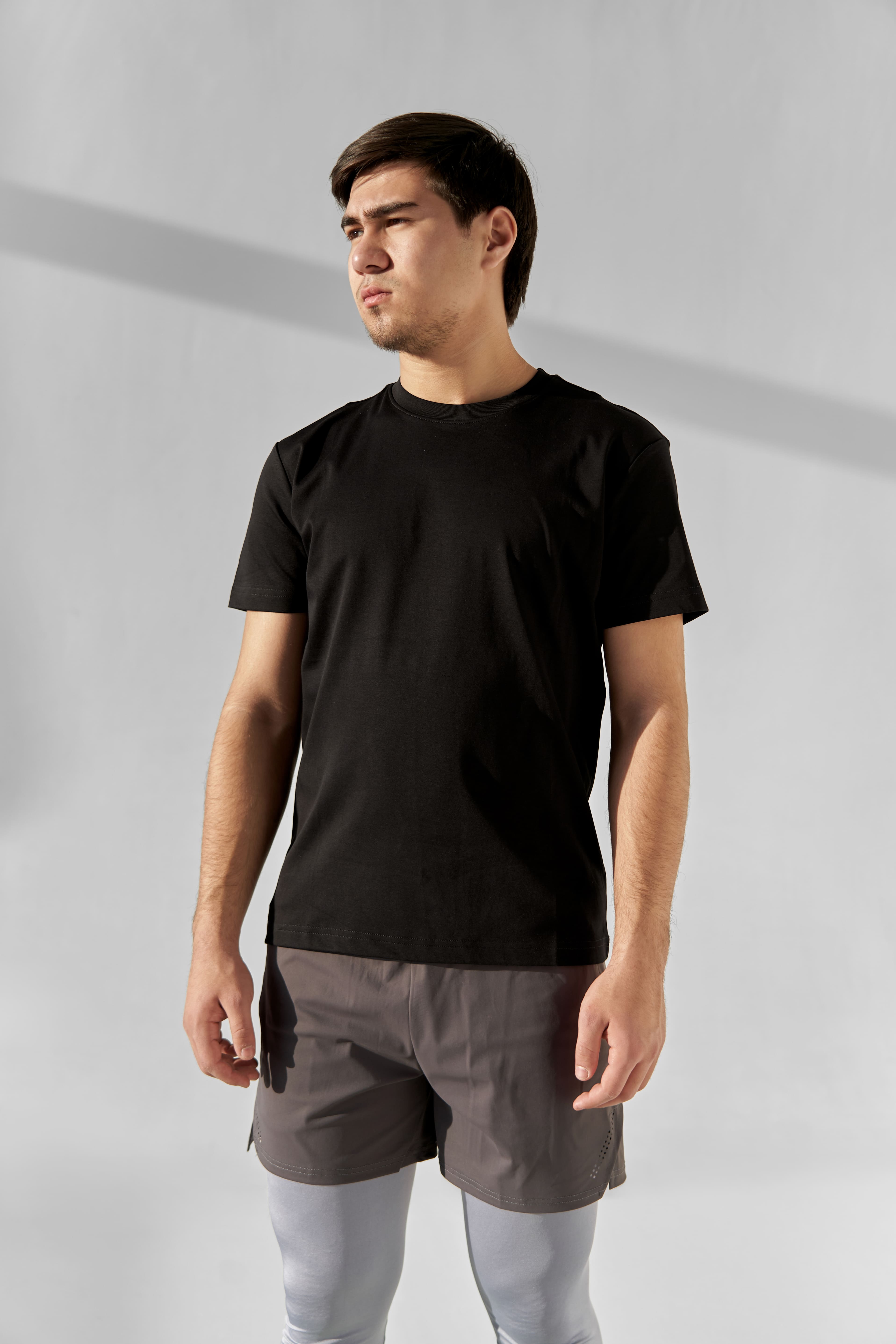 Erkaklar uchun fitnes futbolkasi