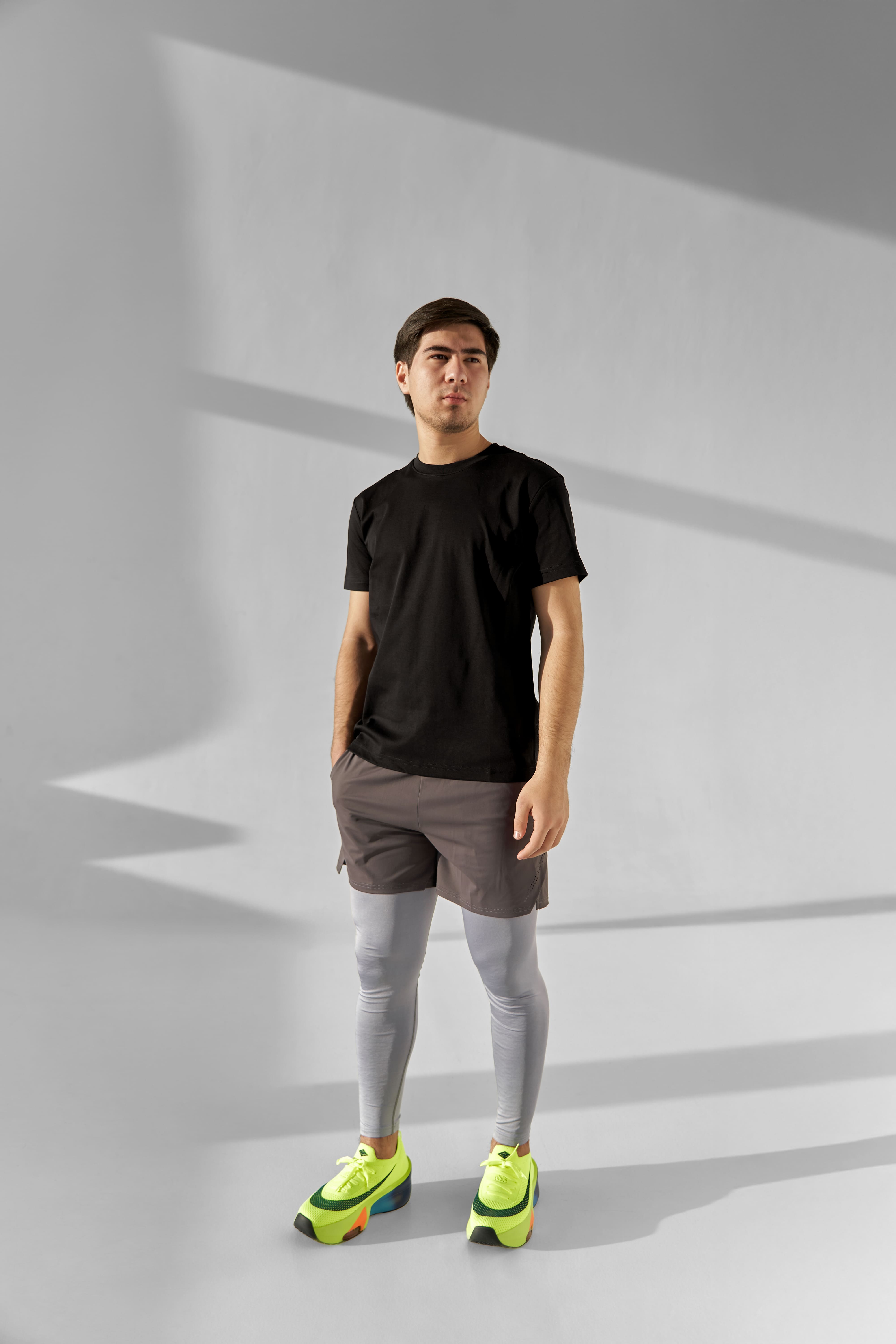 Erkaklar uchun fitnes futbolkasi