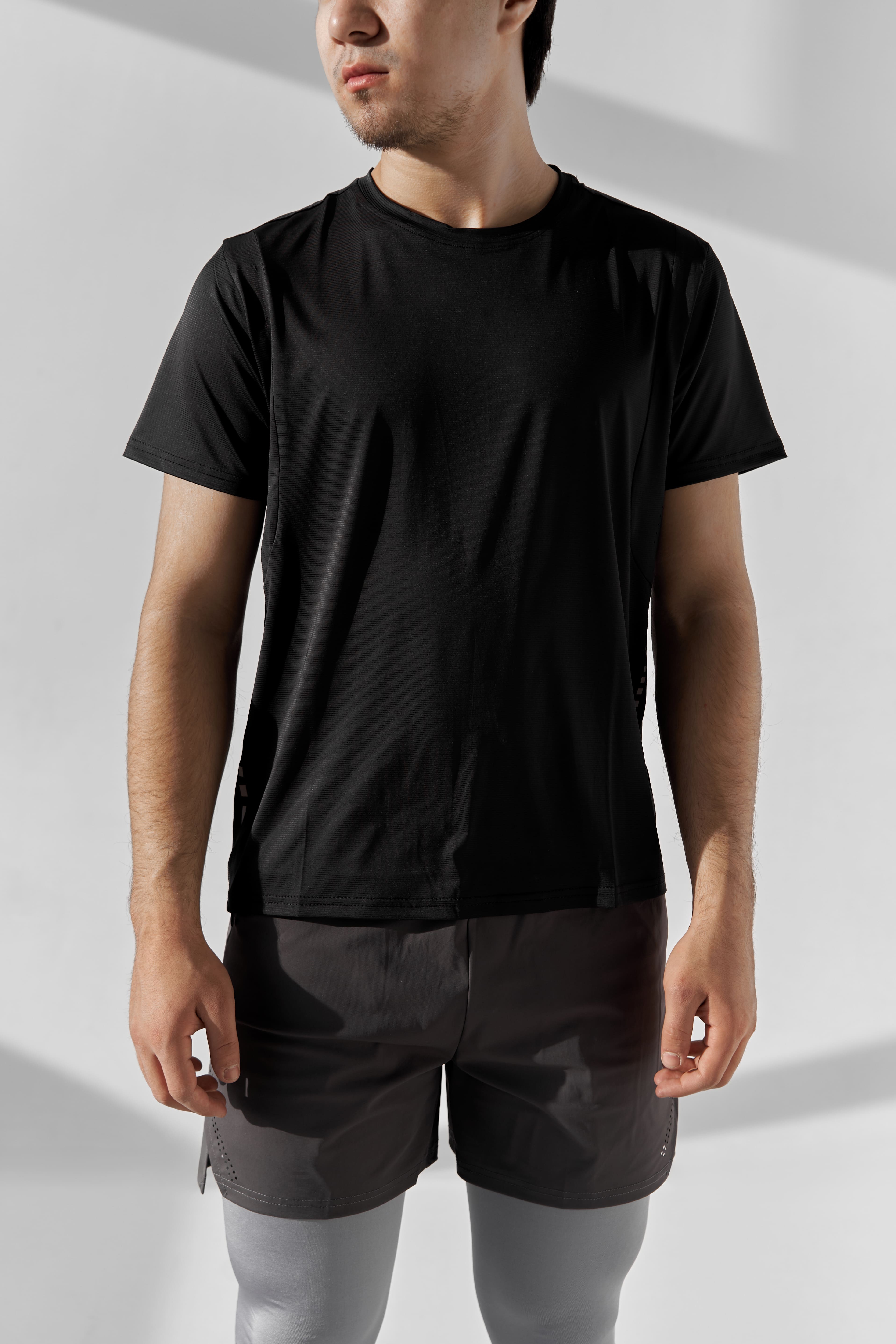 Erkaklar uchun yoziqsiz fitnes futbolkasi