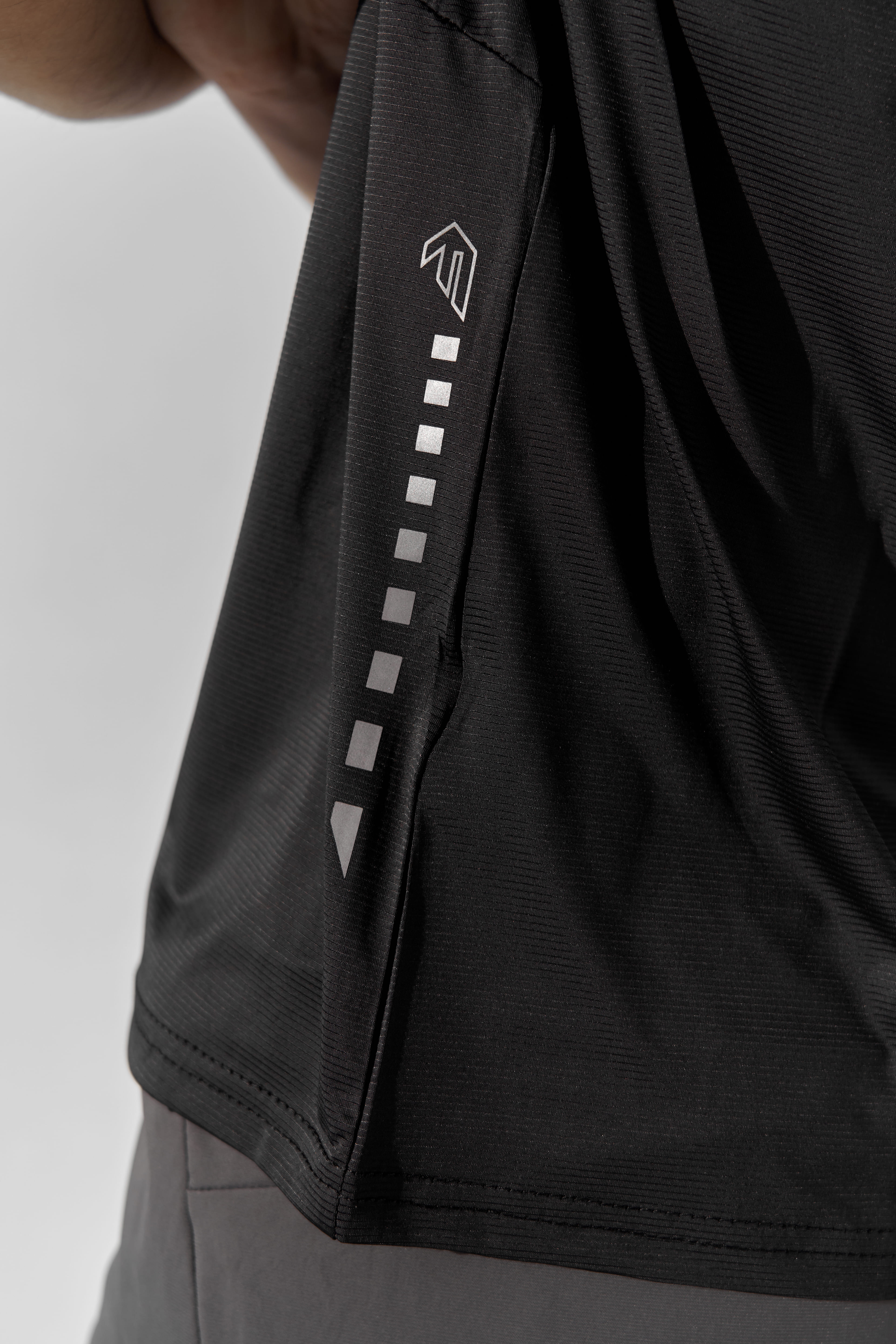 Erkaklar uchun yoziqsiz fitnes futbolkasi