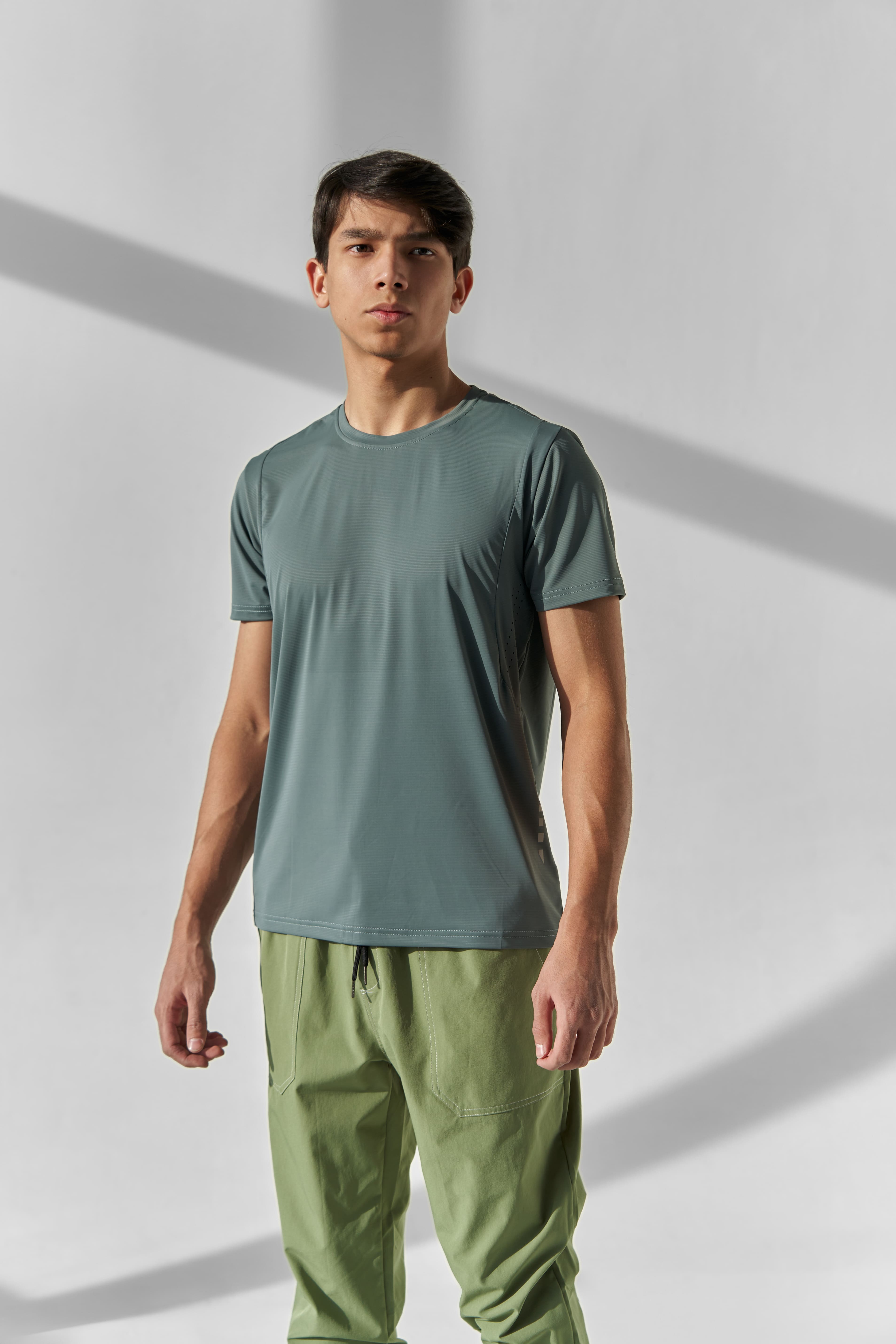 Erkaklar uchun yoziqsiz fitnes futbolkasi