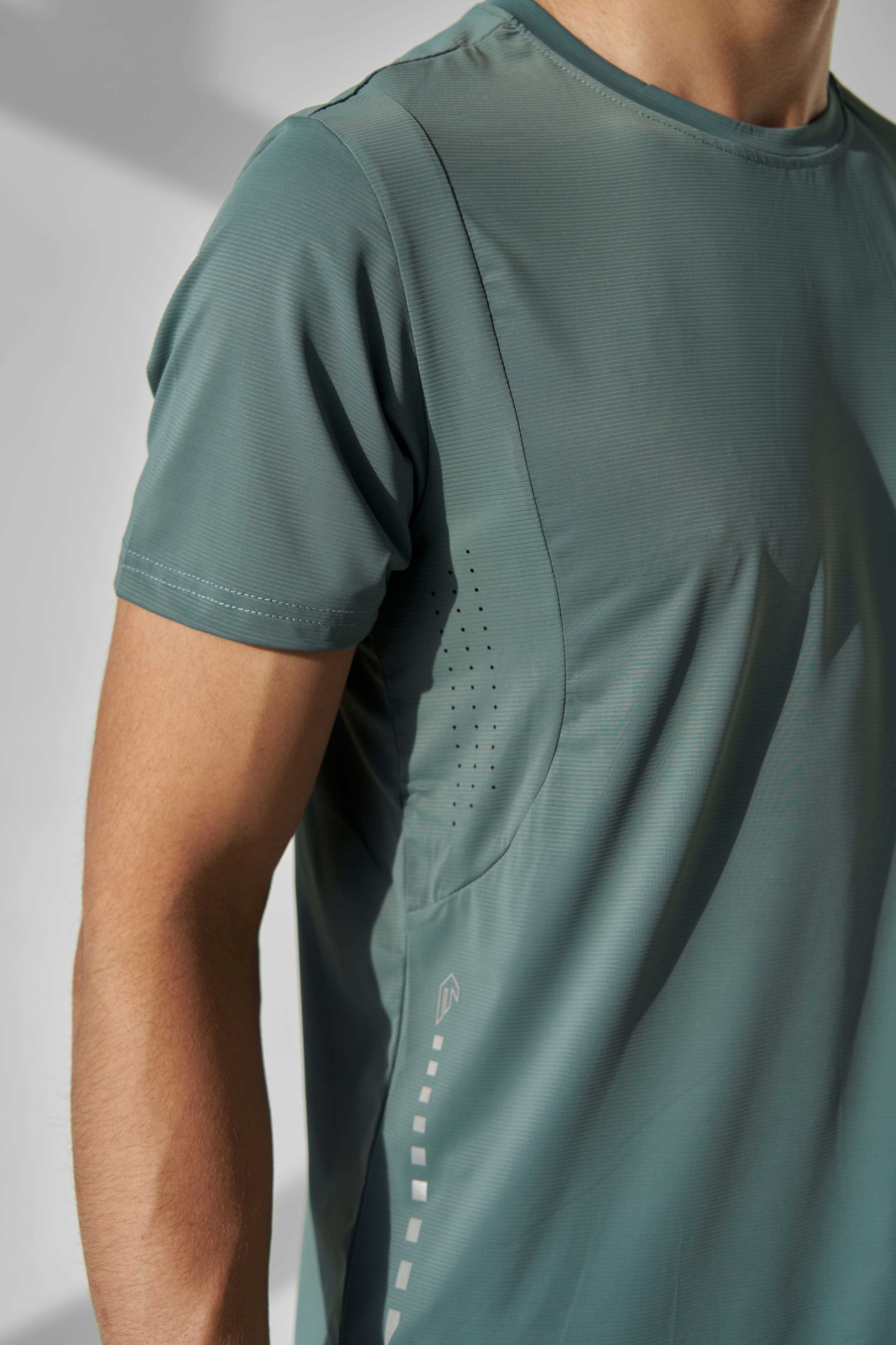 Erkaklar uchun yoziqsiz fitnes futbolkasi