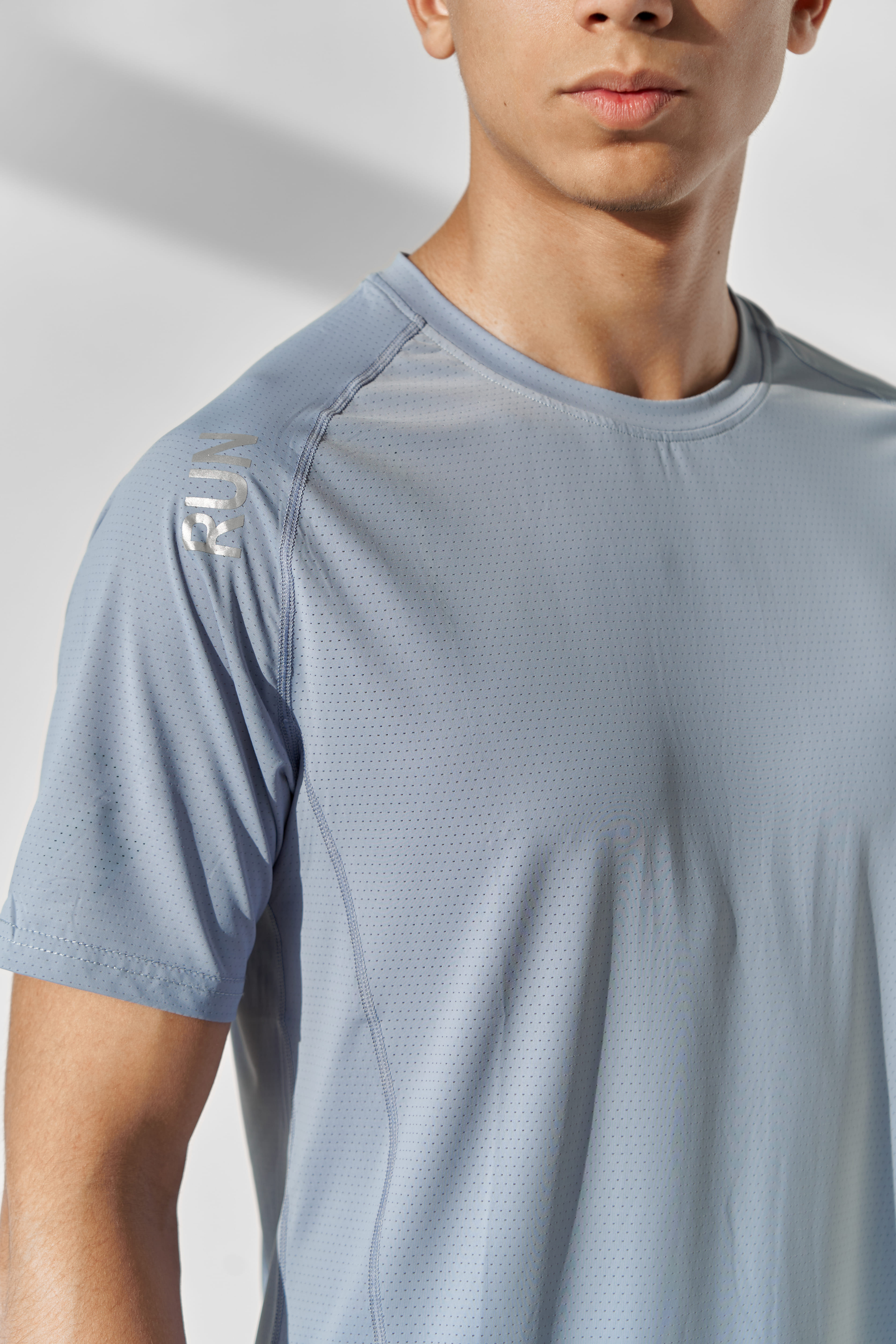 Erkaklar uchun Run fitnes futbolkasi