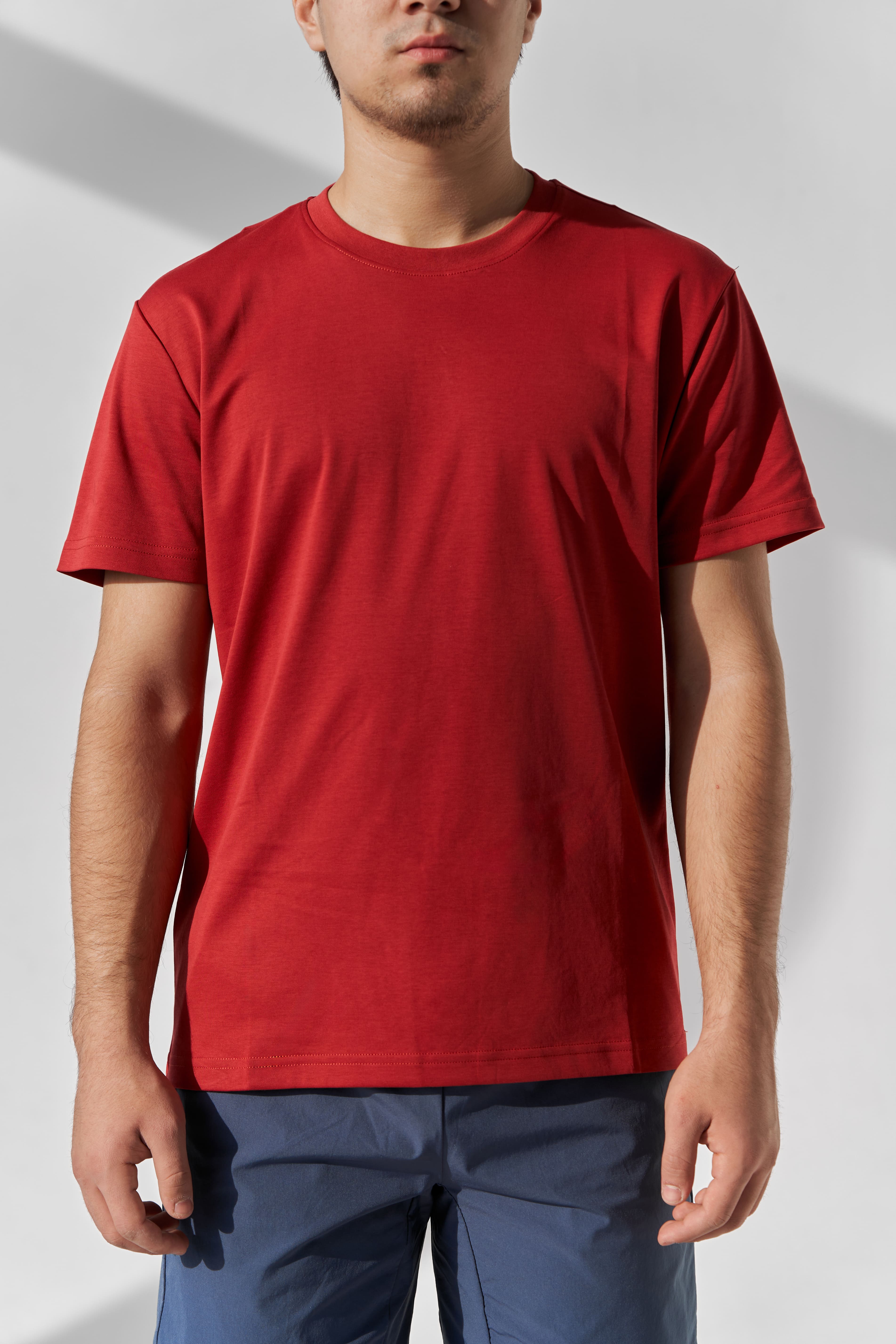 Erkaklar uchun fitnes futbolkasi