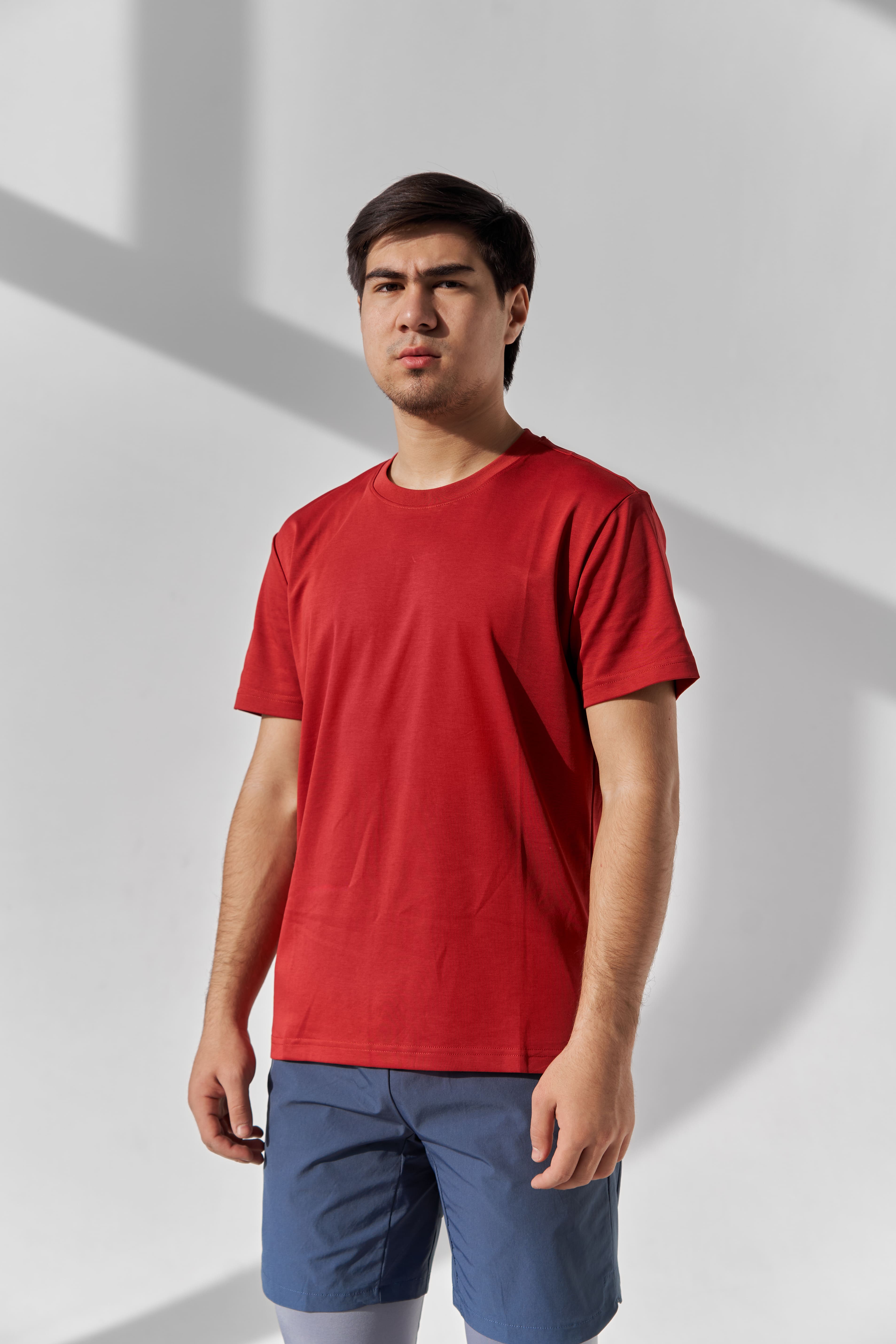 Erkaklar uchun fitnes futbolkasi