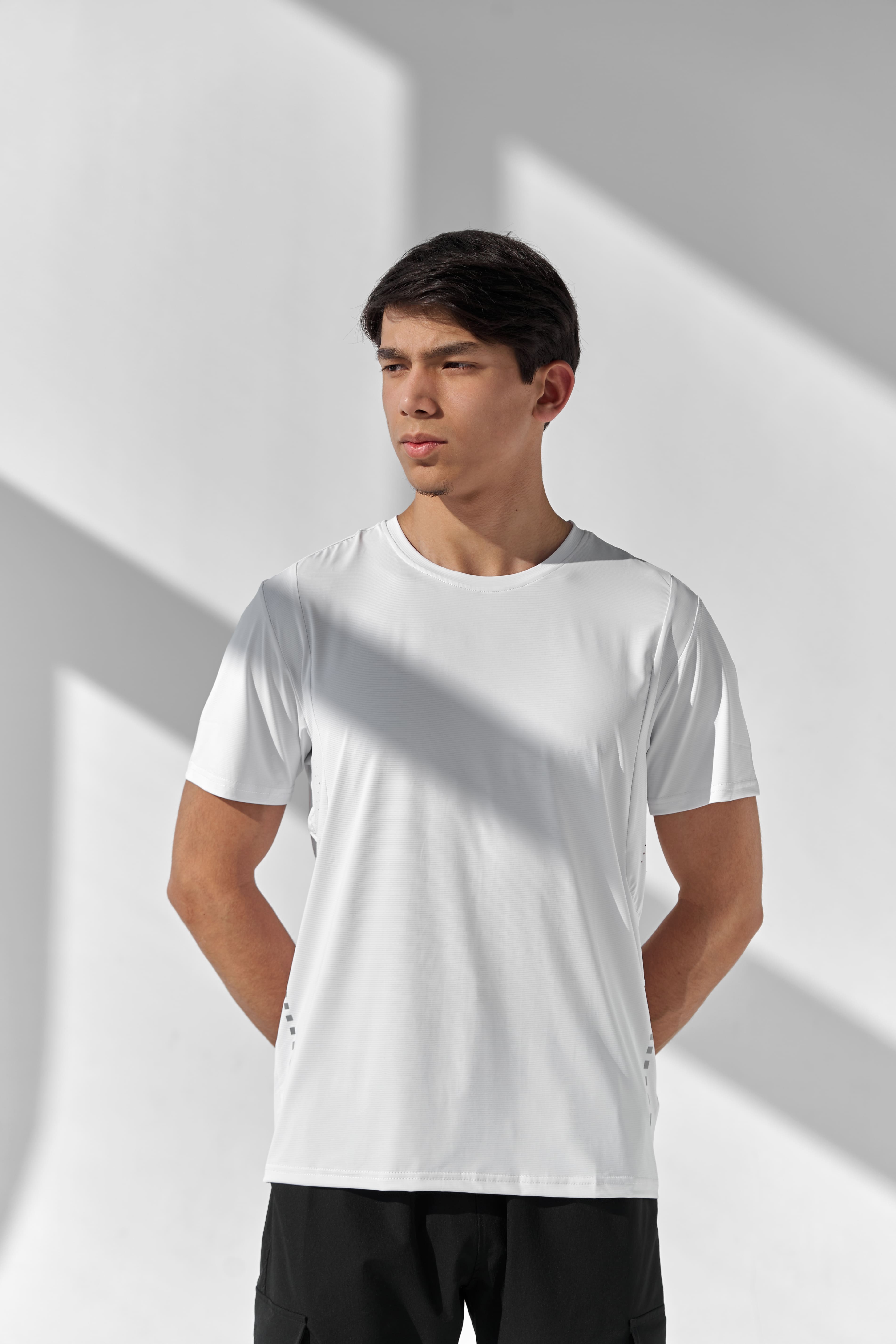 Erkaklar uchun yoziqsiz fitnes futbolkasi