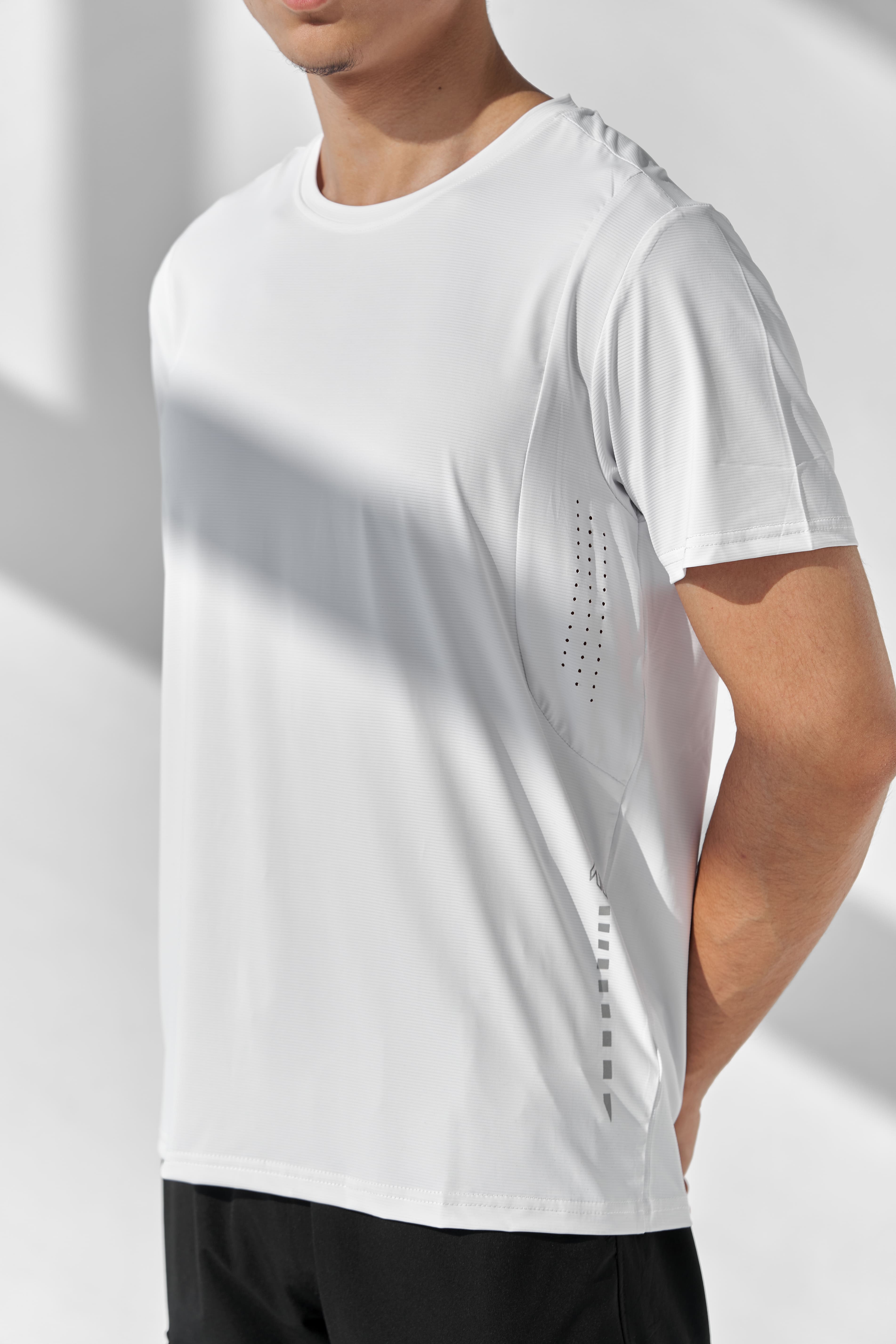 Erkaklar uchun yoziqsiz fitnes futbolkasi